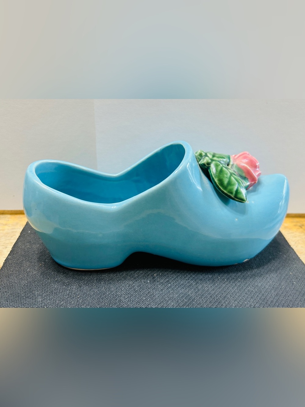 Vintage McCoy Dutch shoe, ceramic in pale blue with pink rose. 1940’s.